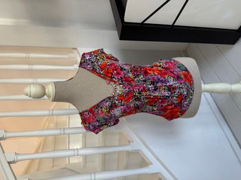 Blouse manches courtes multicolore avec bijou de petites perles et pierres au niveau du col