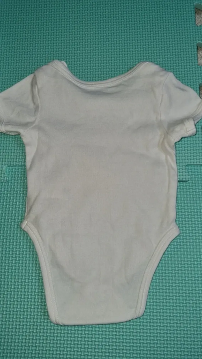 Body manche courte 0/1 mois en bon état - photo numéro 5