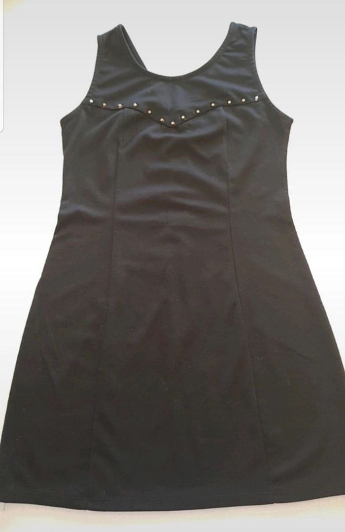 Robe noire avec petits clous en détail
