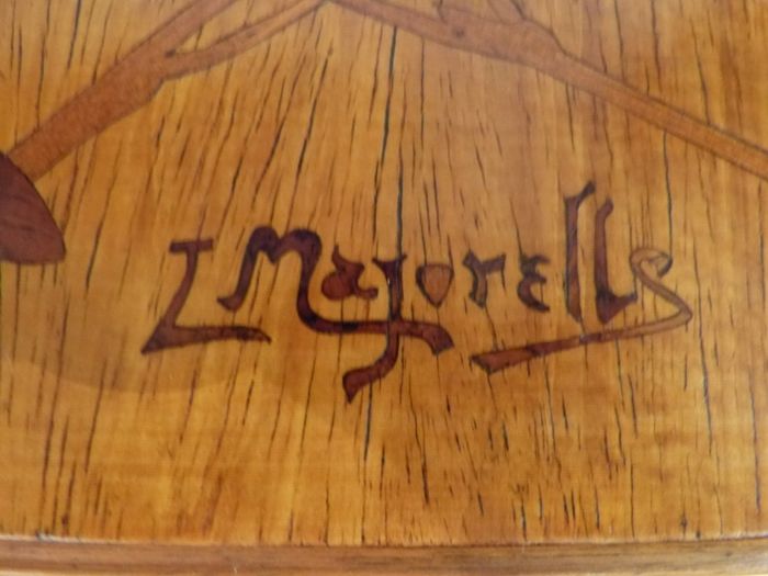 Table à jeux signée "L.Majorelle Nancy" en noyer et placage, à décor de trèfle.