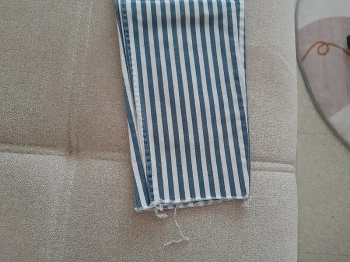 Pantalon rayé et troué - photo numéro 4