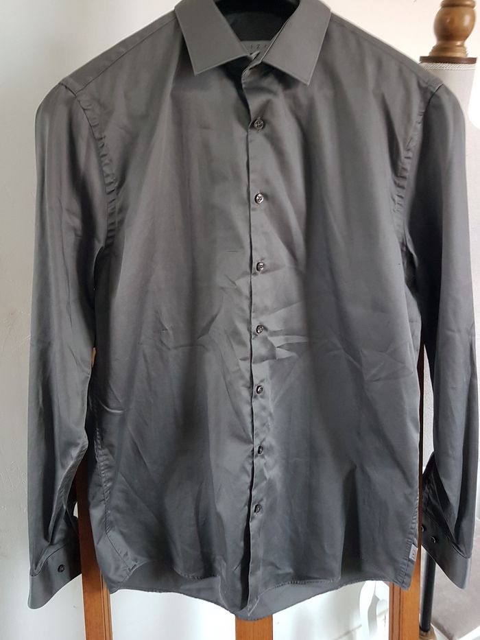 Chemise homme gris satiné. Izac. Taille 4 41/42, 53cm aux épaules, 57cm aux aisselles, 72cm de haut. - photo numéro 2