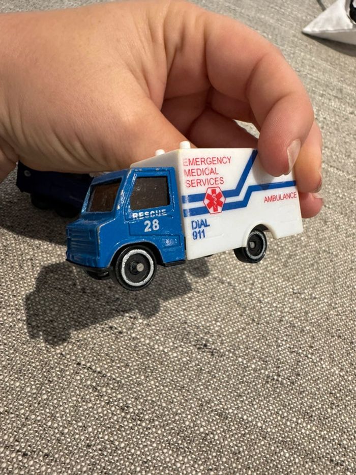 Lot trois petits véhicules - photo numéro 7