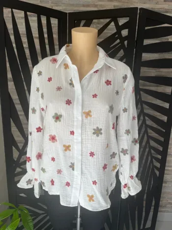 Chemise 100% coton à fleurs brodées