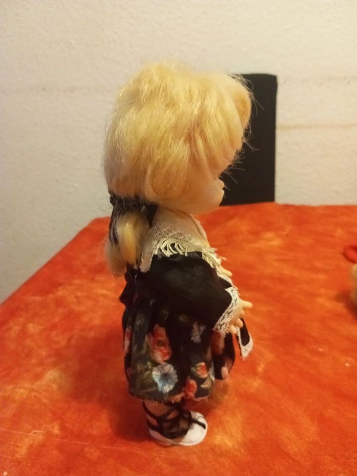 Poupée vintage blonde avec robe fleurie, châle et tablier - photo numéro 7