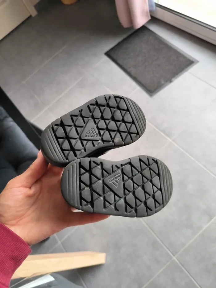 Chaussures adidas noires mixte taille 19 - photo numéro 3