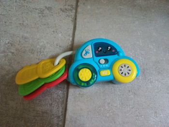 Petite voiture musicale hochet bleue