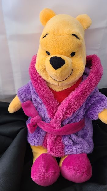 Peluche Winnie l'ourson peignoir violet rose DISNEY