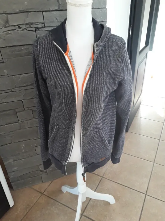 Gilet bench