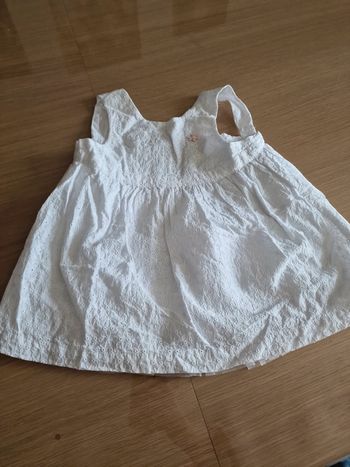 Robe blanche avec broderie anglaise et petite abeille