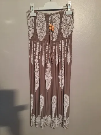 Robe bustier marron et blanche à motifs - sans marque - Taille estimée 38 - Très bon état.