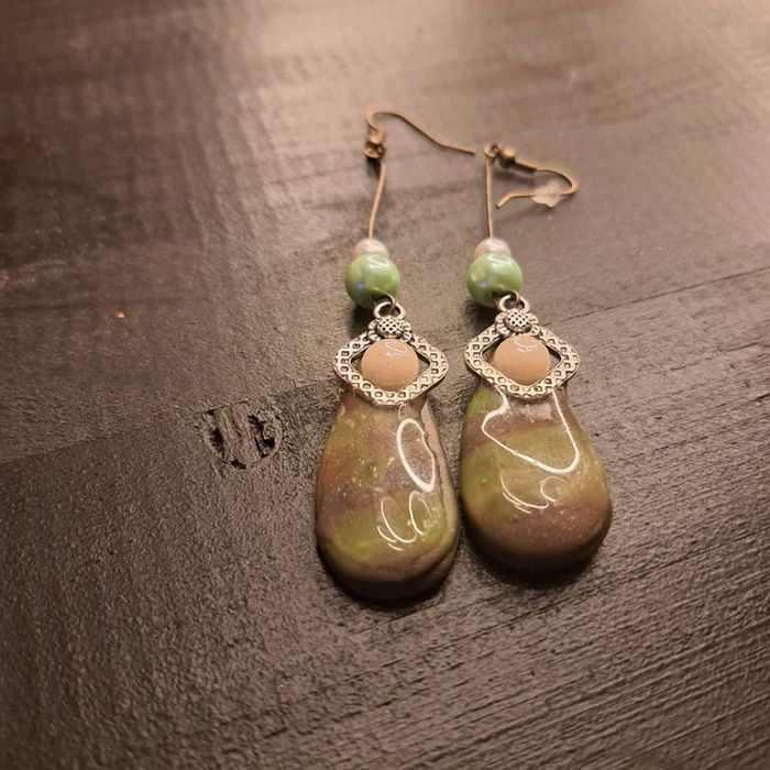 Boucles d'oreilles pendante avec pâte polymere vert marron - photo numéro 5