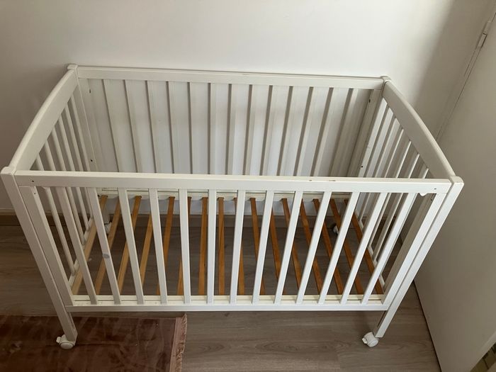 Lit bébé bois blanc sur roulettes - photo numéro 4