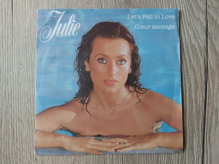 Disque vinyle 45 tours Julie Pietri Let's fall in love / Coeur sauvage