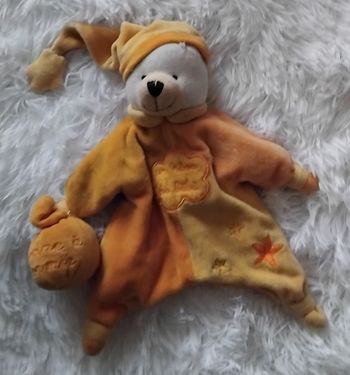 Doudou marionnette ours orange et jaune  - bourse a sa main - bonnet sur la tête  - Un rêve de bébé