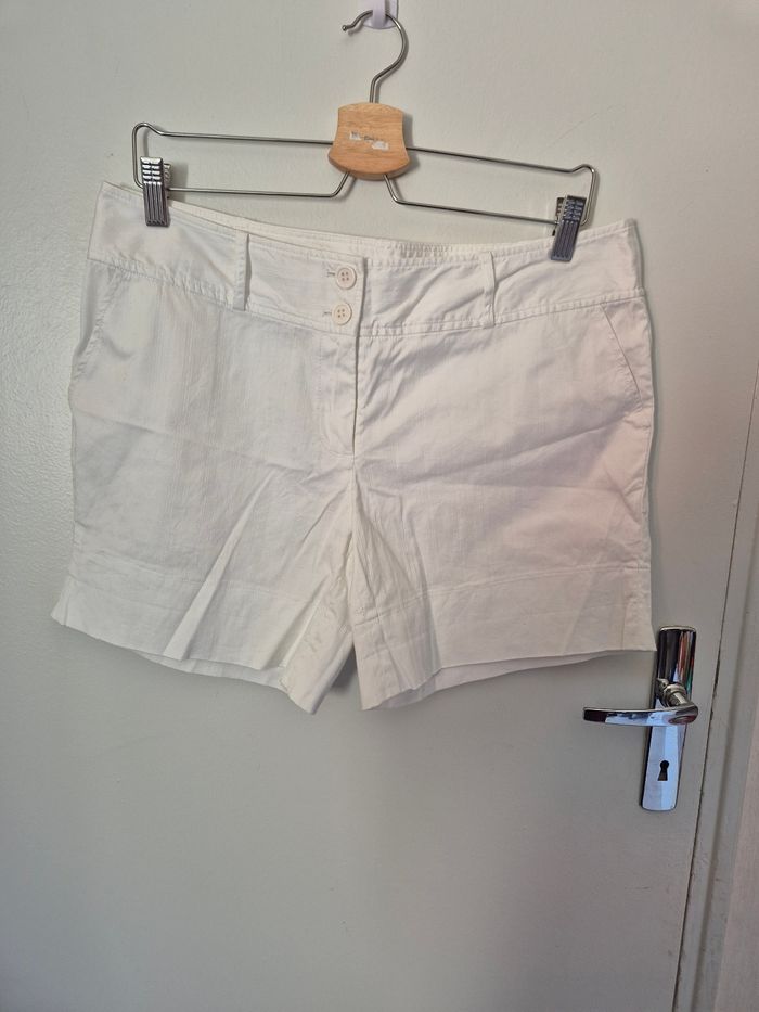 Superbe short blanc taille 42 neuf
