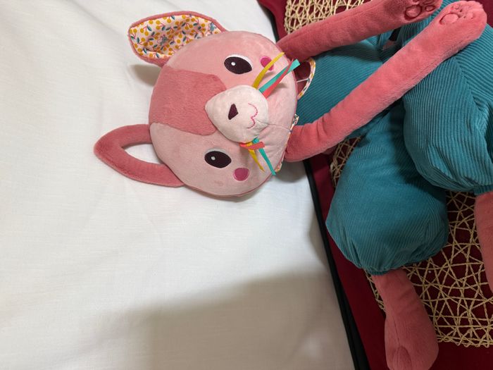 Grand chat des découvertes LILLIPUTIENS Une peluche géante 5-en-1 à la fois décorative, sensorielle