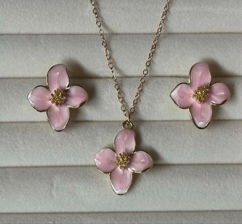 Collier et boucles d’oreilles