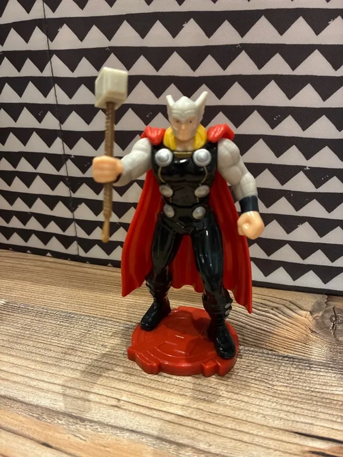 Figurine Thor Marvel 12/13 cm très bon état.