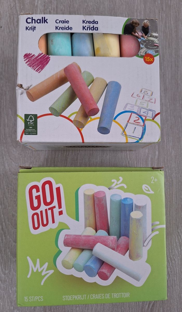 2 boîtes craies de trottoir