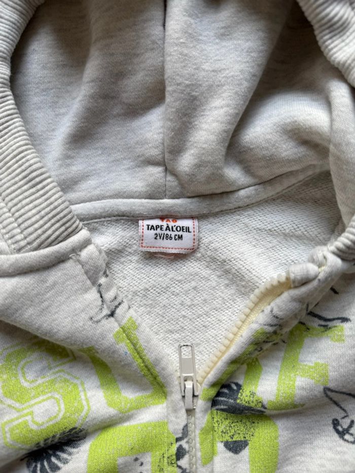 Veste Gilet Gris à Capuche Tape à l’Œil 2 Ans / 24 Mois – Très Bon État – Réduction sur Lot - photo numéro 3