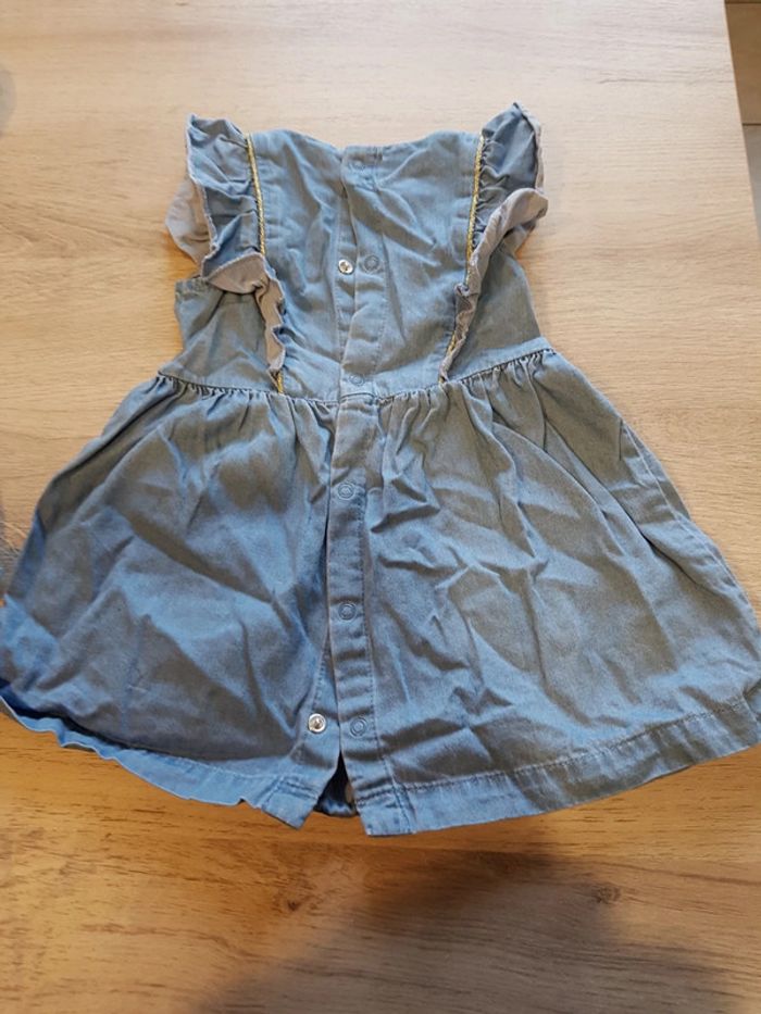 Lot de 2 robes jean et liserets dorés avec culotte cache couche. 12 mois. Kiabi. - photo numéro 3