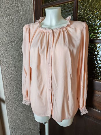 Blouse chemisier couleur pèche en gaze de coton et dentelle, manches longues
