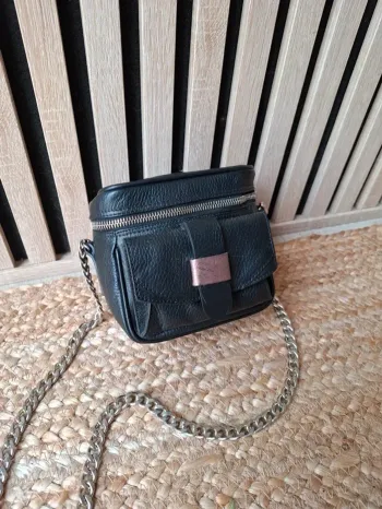 Petit sac noir bandoulière chaîne argentée.