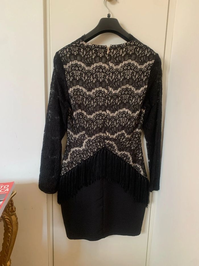 Vestito nero con fodera nudo. Pizzo e frange. Bellissima scollatura davanti. Taglia 38 - photo numéro 2