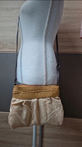 Sacoche avec bandoulière.