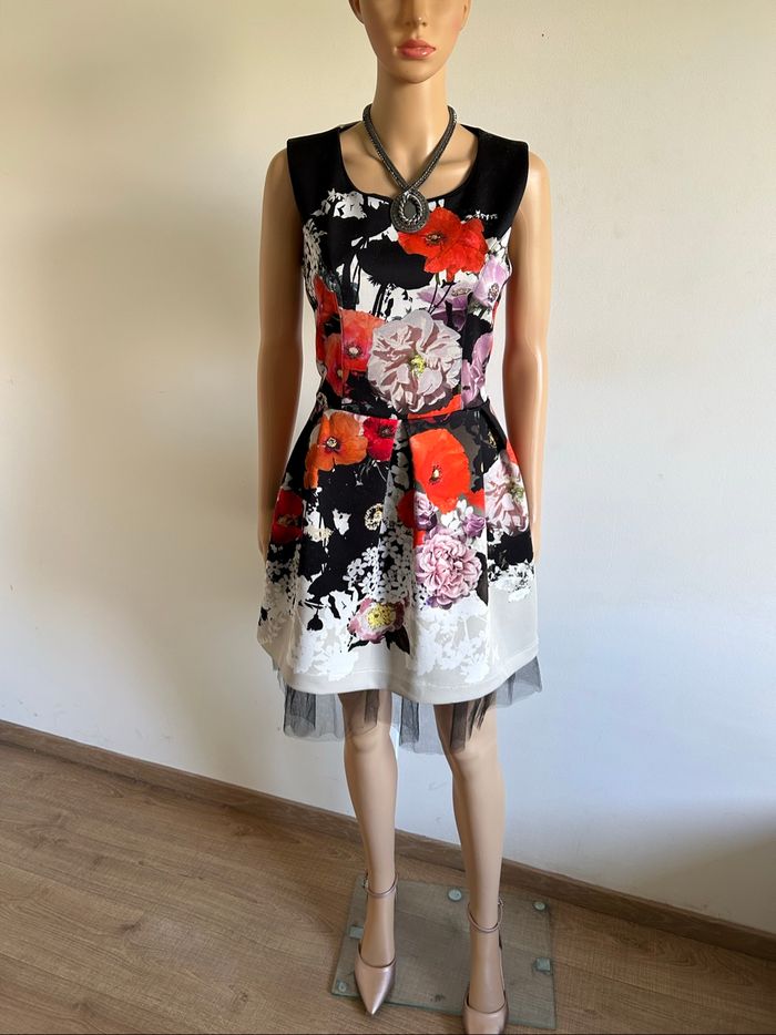 Robe fleurie sans manches Rinascimento taille M TBE - photo numéro 3
