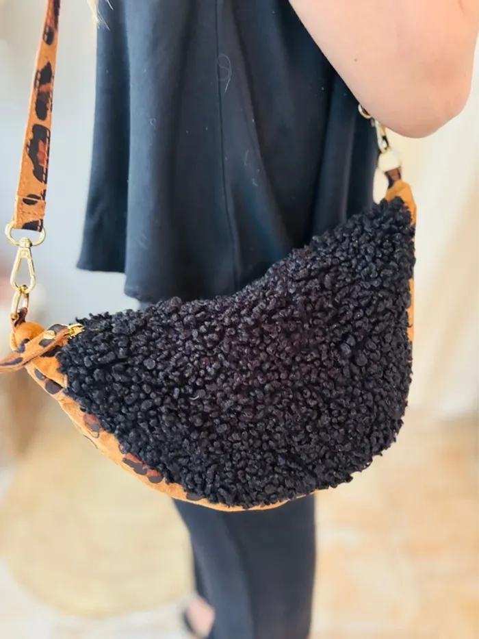 Sac demie lune noir bouclette et imprimé cuir léopard - photo numéro 7
