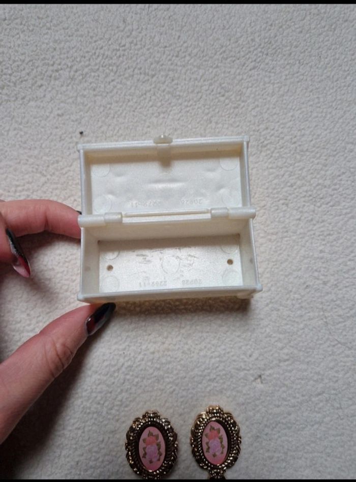 Lot de 3 accessoires coffre, miroir et brosse idéal pour poupée barbie - photo numéro 6