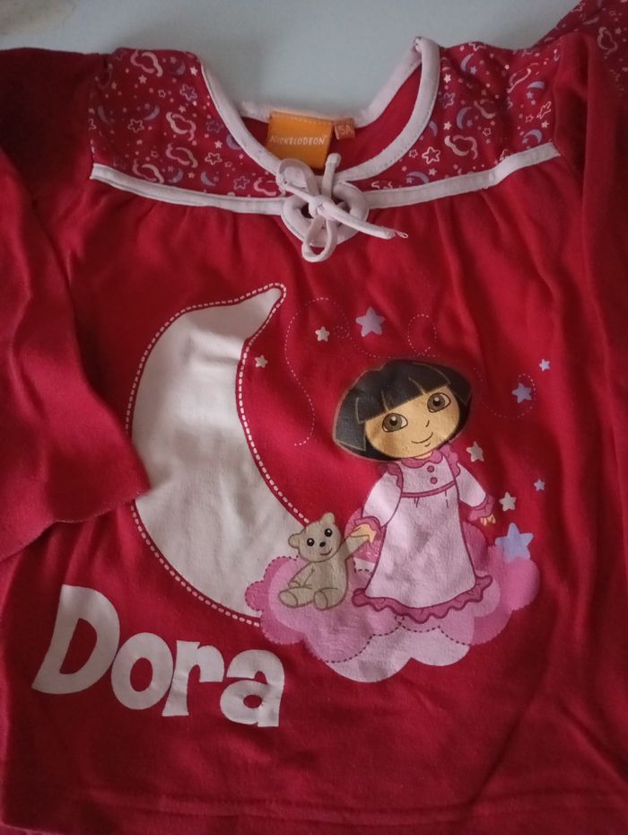 Pyjama 2 pièces.  5 ans . Coton ton rouge . Imprimé Dora .   Très bon état - photo numéro 3