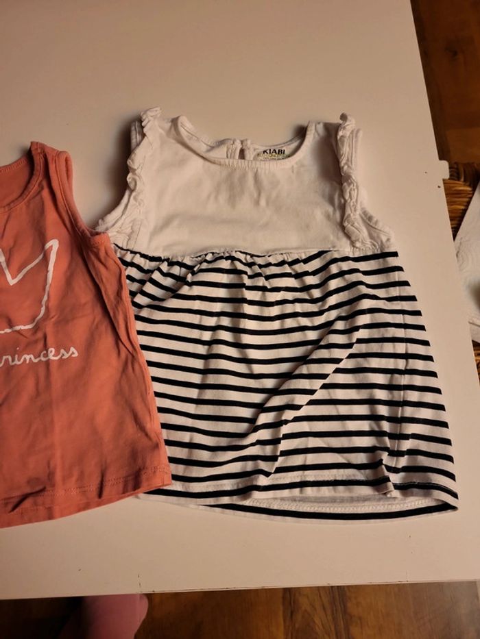 Lot deux tee shirt sans manche 24 mois - photo numéro 2