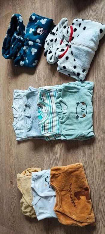 Lot 9 pyjamas en velours très bon état taille 3 mois