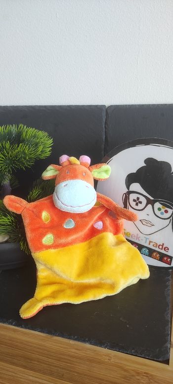 Doudou plat Girafe jaune orange Mots d Enfants bleu vert triangle Vache Rose