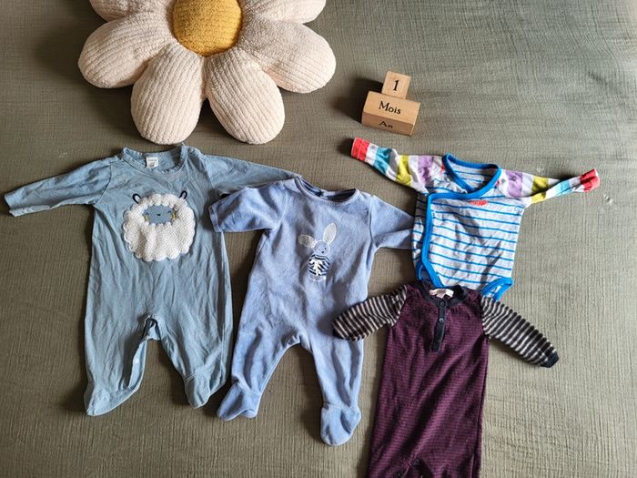 Joli lot 1 mois bébé mixte pyjamas grenouillères et un bodie
