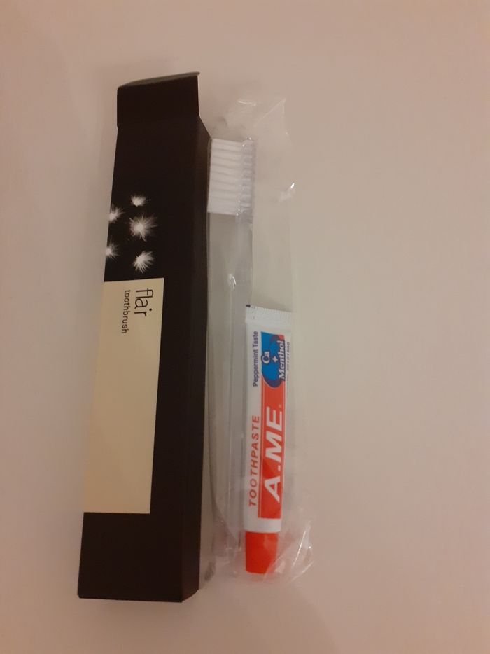 Lot de 2 brosses à dent avec dentifrice - photo numéro 2