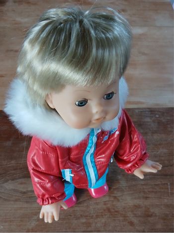 Cicciobello marche dans la neige