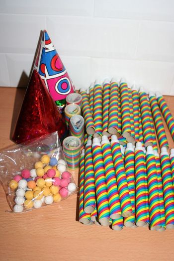 Aticles de fêtes : chapeaux, tubes lance balles, serpentins