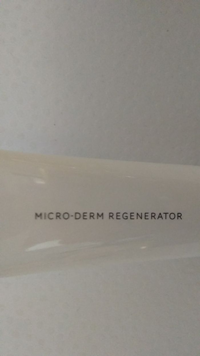 Micro Derm Regenerator  - nettoyant exfoliant visage - Context - photo numéro 2