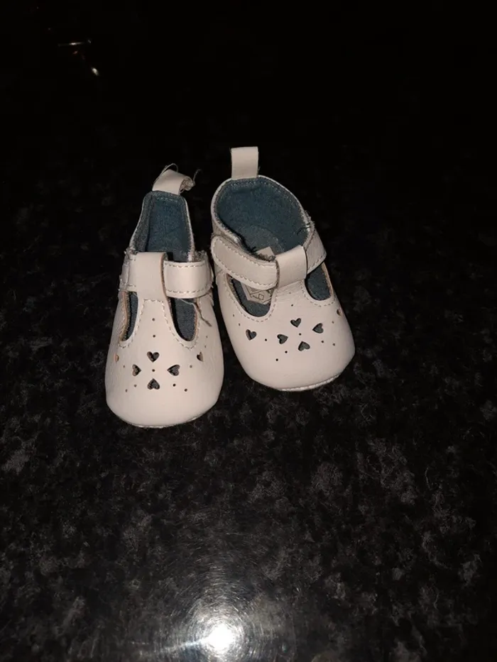 Petite chaussure blanche
