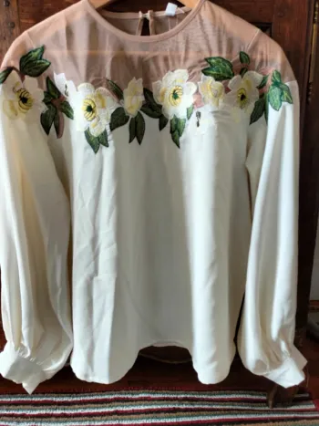 Bluse blanche brodée