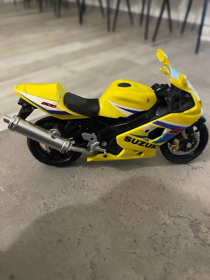 Moto Suzuki - photo numéro 2