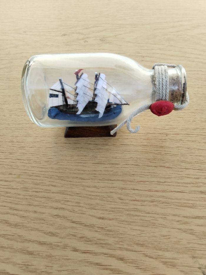 Bateau en bouteille de verre