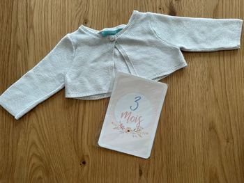 Boléro blanc cassé taille 3 mois
