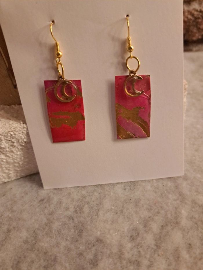 Boucles d'oreilles pendante en résine rose et doré - photo numéro 3