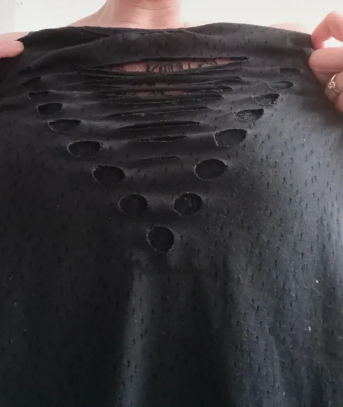 Joli Tee-shirt noir imprimé et ajouré sur l'arrière 36 - photo numéro 4