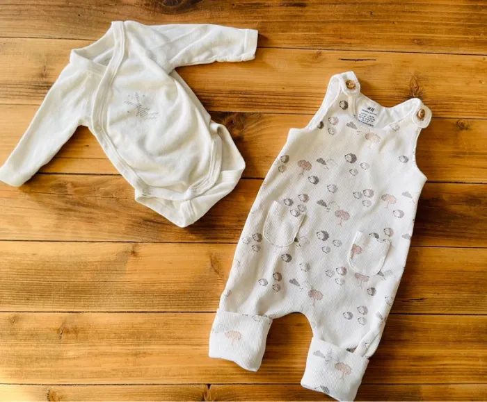 Ensemble petit body et jolie salopette naissance